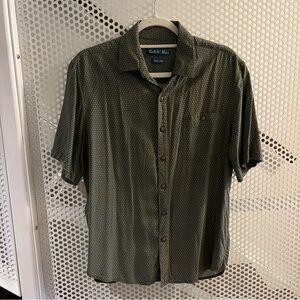 Batik Bay Short sleeve Button Down Lightweight Shirt Size Medium in Olive Green